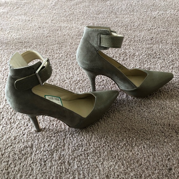 Shoes - Picture 2 of 8